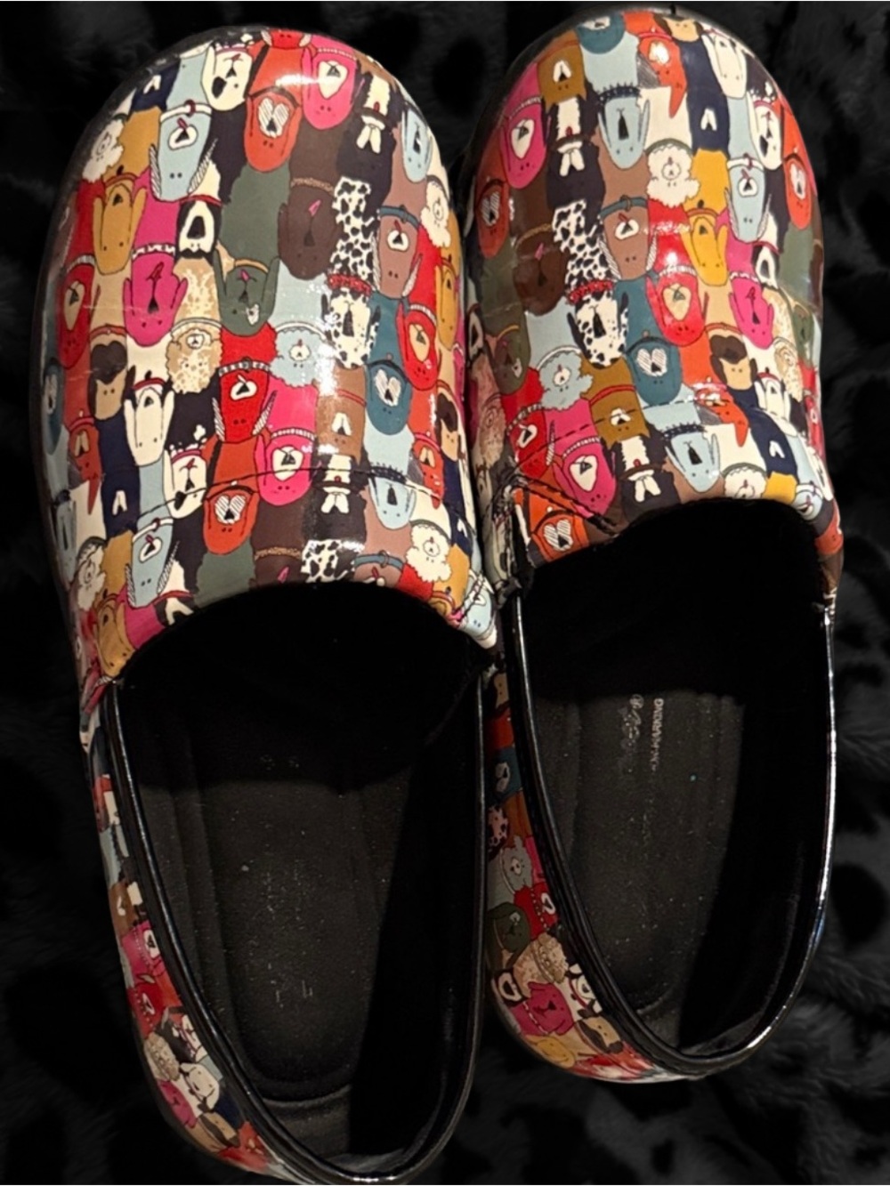 👟 Easy Works by Easy Street Lyndee Women’s Slip-Resistant Clogs | Dog Print | - Picture 2 of 5